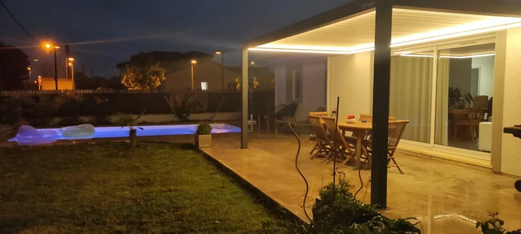 Pergola bioclimatique a muret