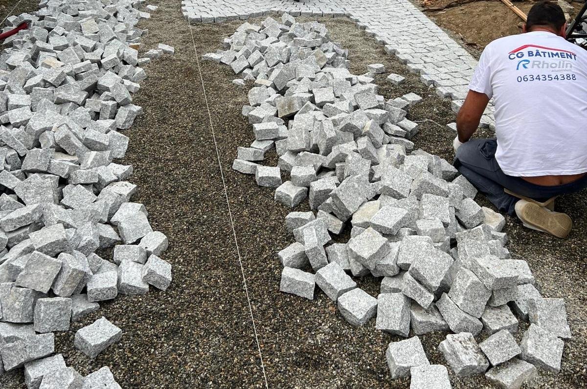 Pose de pavés en granit par technicien Rholin
