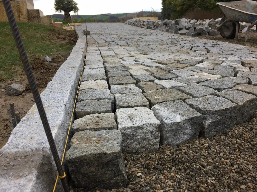 Pose de pavés de granit