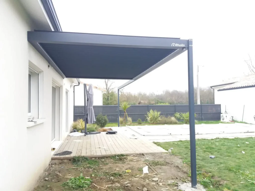 chantier pose d une pergola adossee
