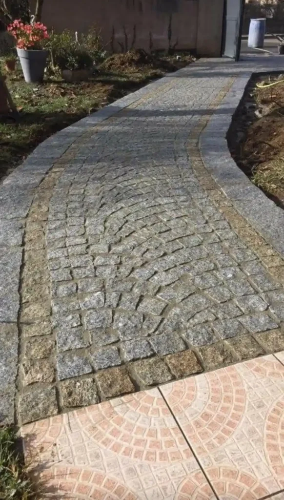detail chemin en paves de granit
