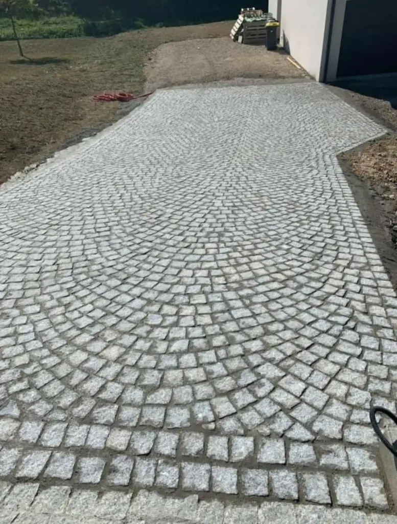 detail de chemin en paves de granit
