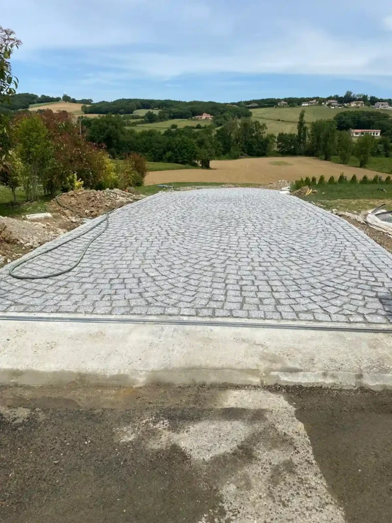 vue sur allees carrossable en paves de granit